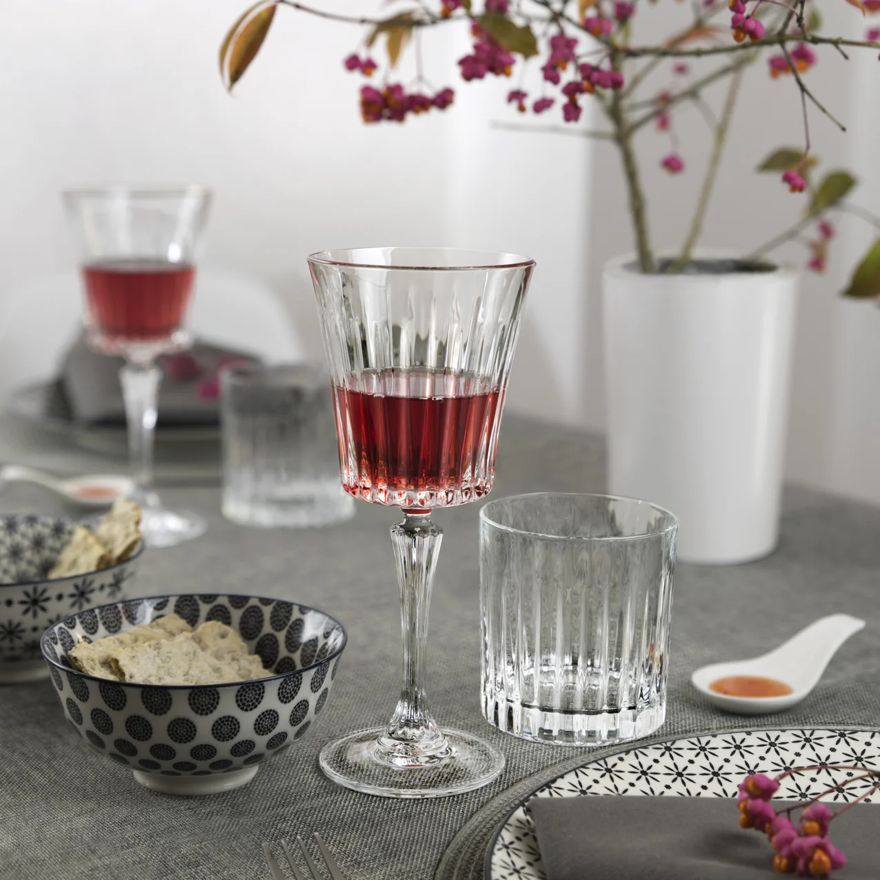 RCR 10 Oz Cristalleria Italiana Timeless Red Wine Glass, 6/Case - Image 2